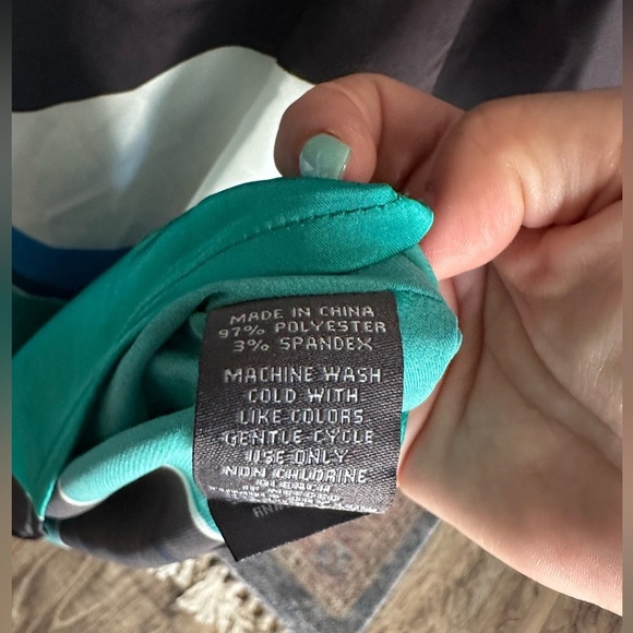 Vince Camuto Women's Geometric Top - Black, Blue, Green size Large - Picture 4 of 7